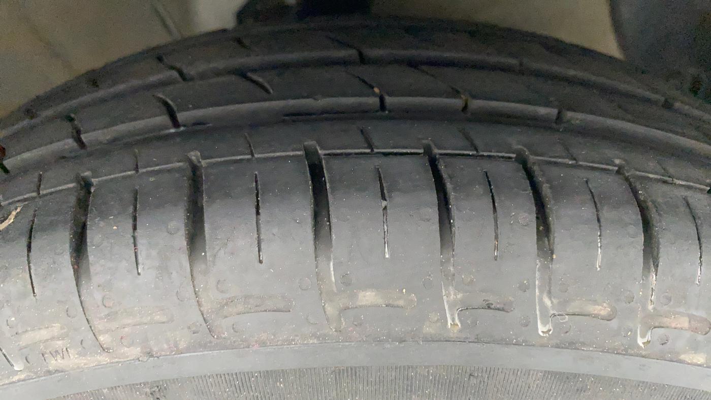 2021 Hyundai GRAND I10 NIOS SPORTZ CNG MT, CNG, Manual, 29,063 km, Right Front Tyre Tread