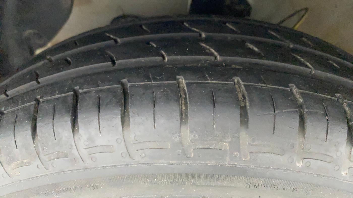2021 Hyundai GRAND I10 NIOS SPORTZ CNG MT, CNG, Manual, 29,063 km, Left Front Tyre Tread