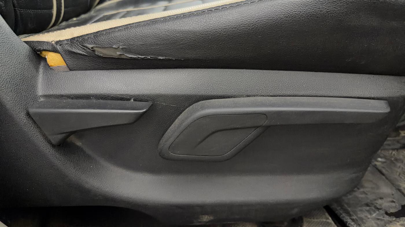 2016 Mahindra Kuv100 K6 D 6 STR, Diesel, Manual, 68,044 km, Driver Side Adjustment Panel