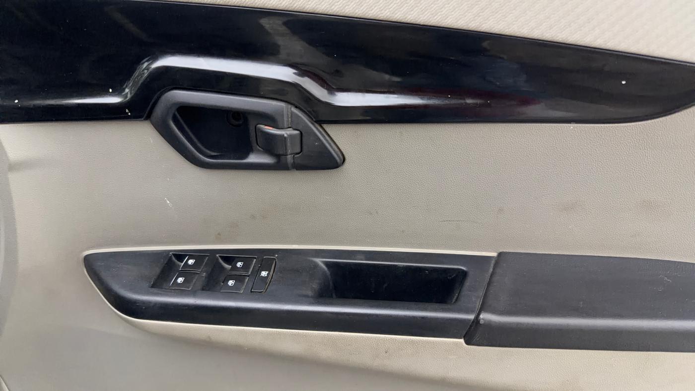 2016 Mahindra Kuv100 K6 D 6 STR, Diesel, Manual, 68,044 km, Driver Side Door Panels Control