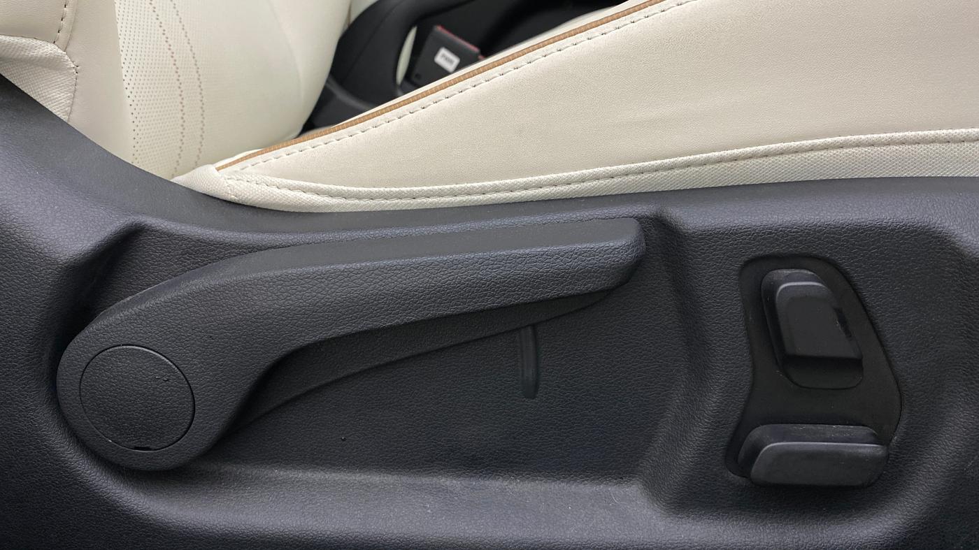 2025 Hyundai Verna SX(O) 1.5 MPI IVT , Petrol, Automatic, 261 km, Driver Side Adjustment Panel