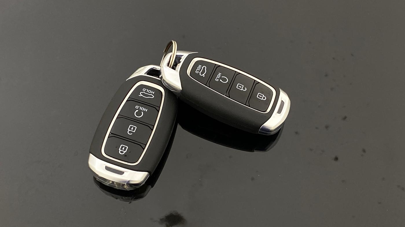 2025 Hyundai Verna SX(O) 1.5 MPI IVT , Petrol, Automatic, 261 km, Key Close Up
