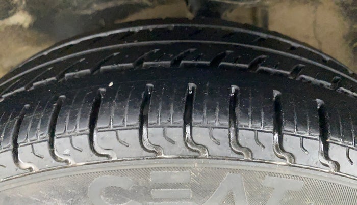 2016 Maruti Alto K10 LXI CNG, CNG, Manual, 91,884 km, Left Front Tyre Tread