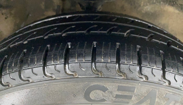 2016 Maruti Alto K10 LXI CNG, CNG, Manual, 91,884 km, Right Front Tyre Tread