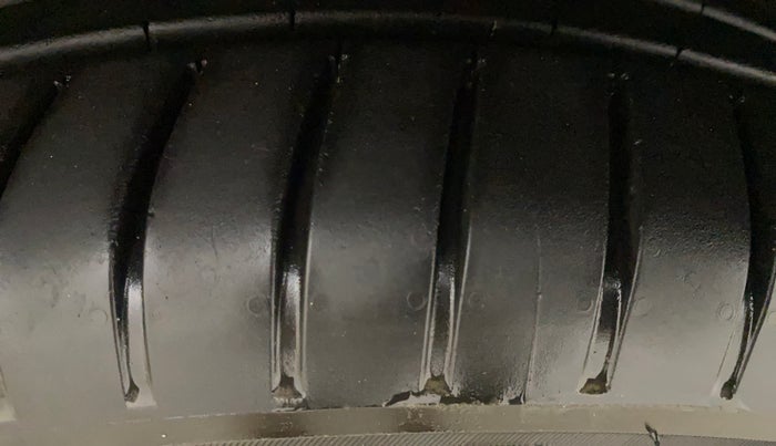 2021 Mahindra XUV300 W8 (O) 1.2 PETROL, Petrol, Manual, 1,10,613 km, Left Front Tyre Tread