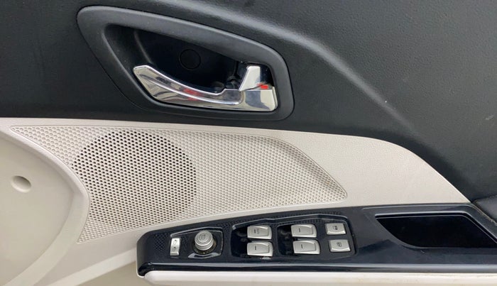 2021 Mahindra XUV300 W8 (O) 1.2 PETROL, Petrol, Manual, 1,10,613 km, Driver Side Door Panels Control