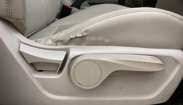 2021 Mahindra XUV300 W8 (O) 1.2 PETROL, Petrol, Manual, 1,10,613 km, Driver Side Adjustment Panel