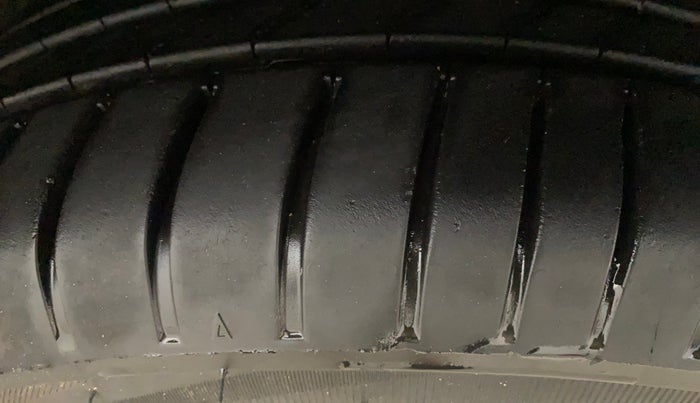 2021 Mahindra XUV300 W8 (O) 1.2 PETROL, Petrol, Manual, 1,10,613 km, Right Front Tyre Tread