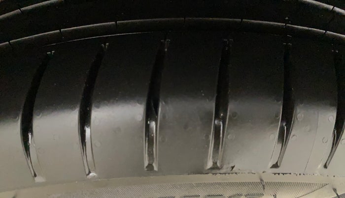 2021 Mahindra XUV300 W8 (O) 1.2 PETROL, Petrol, Manual, 1,10,613 km, Left Rear Tyre Tread