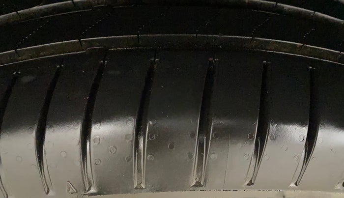 2021 Mahindra XUV300 W8 (O) 1.2 PETROL, Petrol, Manual, 1,10,613 km, Right Rear Tyre Tread