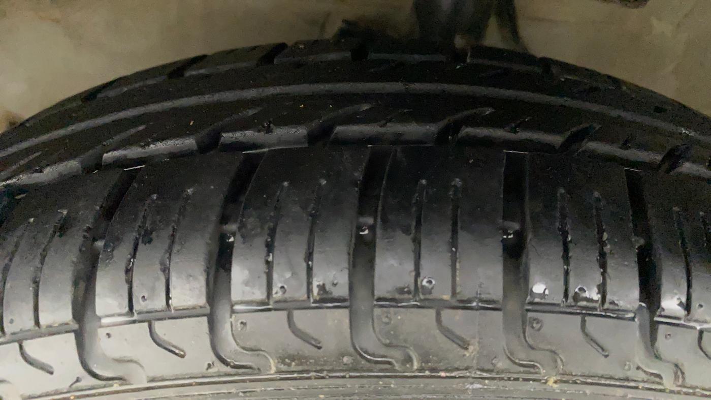 2011 Maruti Swift LXI, Petrol, Manual, 54,277 km, Left Front Tyre Tread