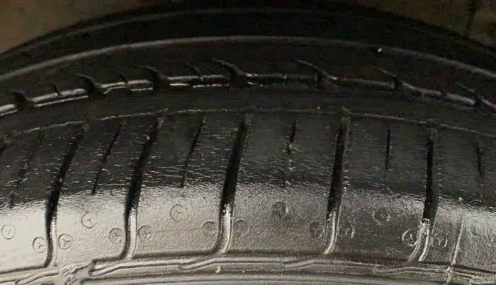 2019 Maruti Ciaz DELTA 1.5 SHVS MT PETROL, Petrol, Manual, 32,885 km, Right Front Tyre Tread