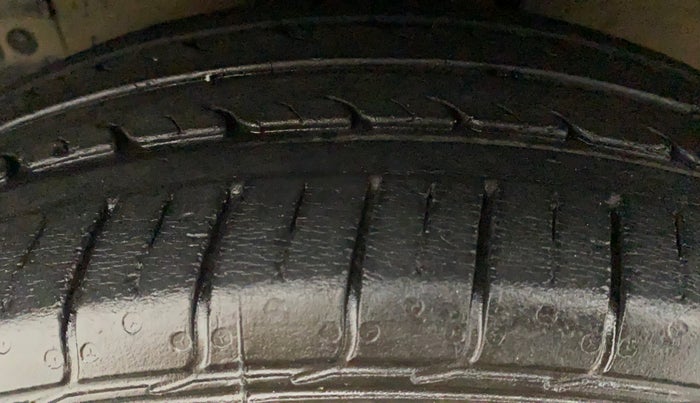 2019 Maruti Ciaz DELTA 1.5 SHVS MT PETROL, Petrol, Manual, 32,885 km, Left Front Tyre Tread