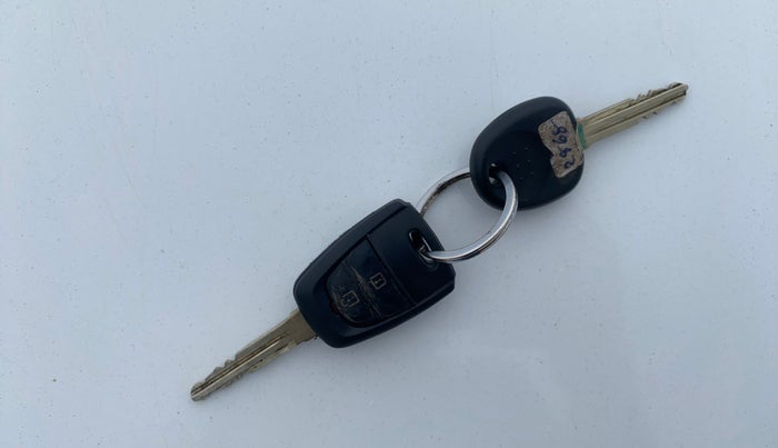 2016 Hyundai Grand i10 SPORTZ 1.2 KAPPA VTVT, CNG, Manual, 97,381 km, Key Close Up