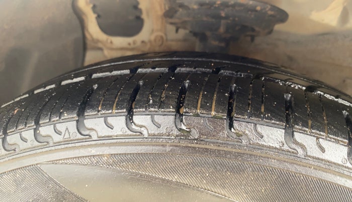 2016 Hyundai Grand i10 SPORTZ 1.2 KAPPA VTVT, CNG, Manual, 97,381 km, Left Front Tyre Tread
