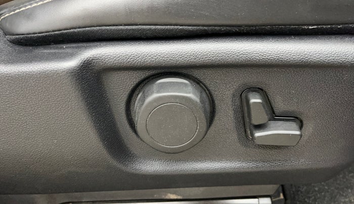 2022 Mahindra SCORPIO-N Z8 L PETROL AT 6 STR, Petrol, Automatic, 52,457 km, Driver Side Adjustment Panel