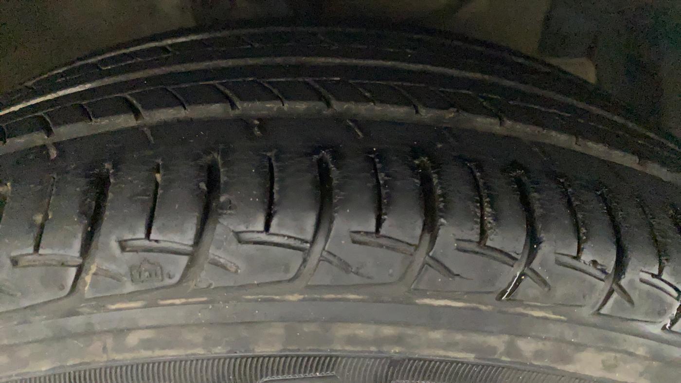 2018 Maruti Ciaz ZETA 1.4  AT PETROL, Petrol, Automatic, 53,796 km, Right Front Tyre Tread