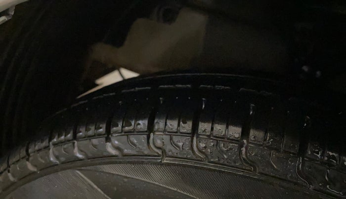 2014 Hyundai Eon ERA +, Petrol, Manual, 79,707 km, Left Front Tyre Tread