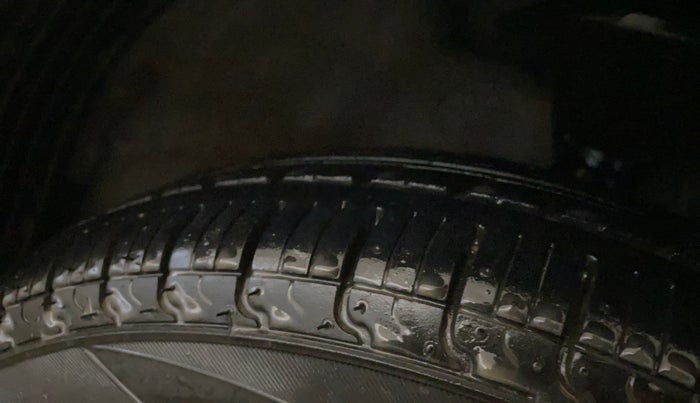 2014 Hyundai Eon ERA +, Petrol, Manual, 79,707 km, Right Front Tyre Tread