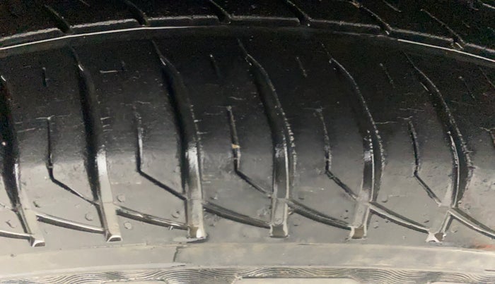 2016 Renault Duster RXL PETROL, Petrol, Manual, 88,147 km, Right Front Tyre Tread