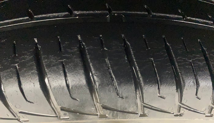 2016 Renault Duster RXL PETROL, Petrol, Manual, 88,147 km, Right Rear Tyre Tread