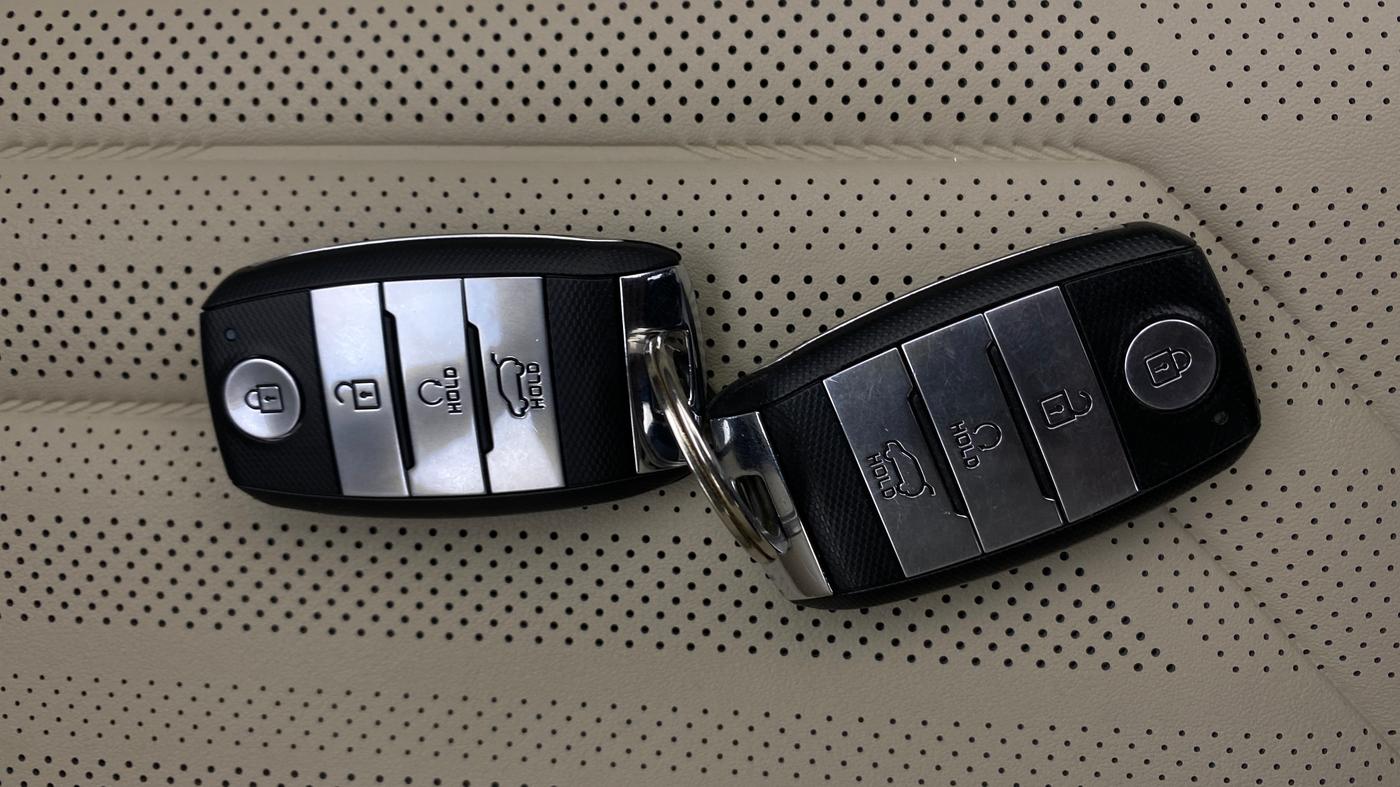2022 KIA CARENS LUXURY PLUS 1.5 DIESEL AT 7 STR, Diesel, Automatic, 39,932 km, Key Close Up