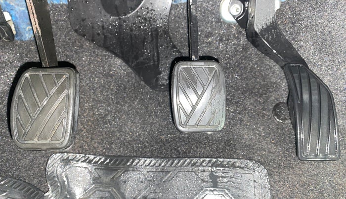 2015 Maruti Swift VXI, Petrol, Manual, 92,771 km, Pedals