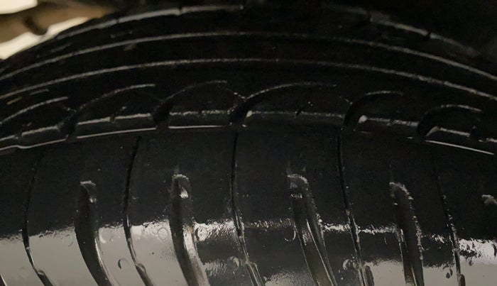 2015 Maruti Swift VXI, Petrol, Manual, 92,771 km, Right Rear Tyre Tread