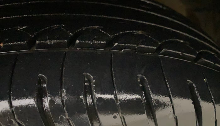 2015 Maruti Swift VXI, Petrol, Manual, 92,771 km, Left Front Tyre Tread