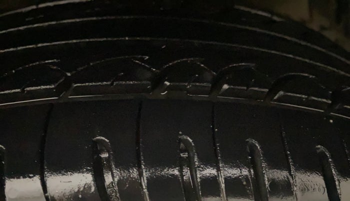 2015 Maruti Swift VXI, Petrol, Manual, 92,771 km, Right Front Tyre Tread