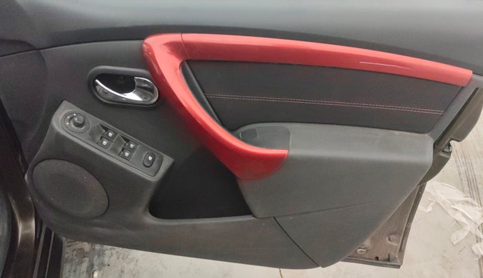 2021 Renault Duster RXS 1.3 TURBO PETROL MT, Petrol, Manual, 25,708 km, Driver Side Door Panels Control