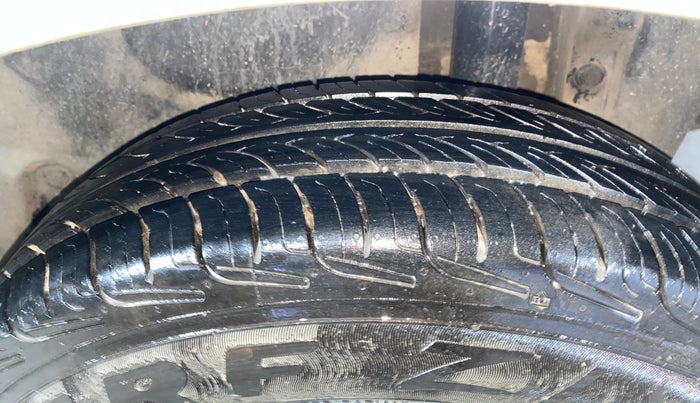 2014 Maruti Swift Dzire VXI, Petrol, Manual, 24,319 km, Left Rear Tyre Tread