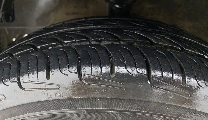 2016 Hyundai Eon D-LITE+, Petrol, Manual, 29,635 km, Left Front Tyre Tread