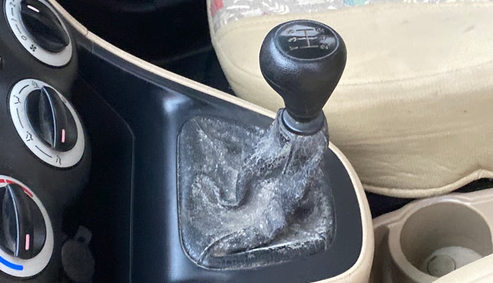 2010 Hyundai i10 MAGNA 1.2, Petrol, Manual, 47,037 km, Gear lever - Boot cover slightly torn
