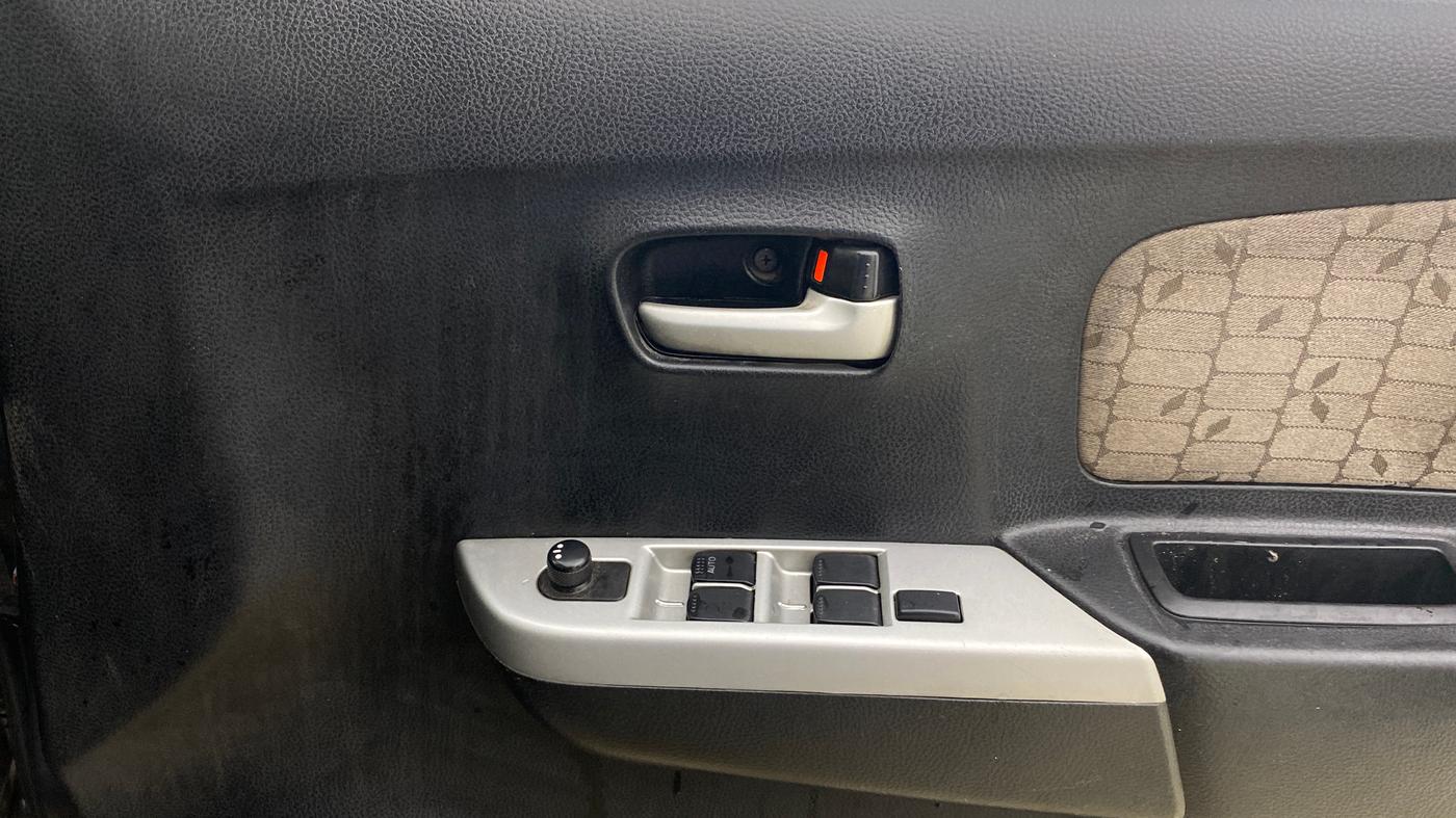 2014 Maruti Wagon R 1.0 VXI, Petrol, Manual, 68,936 km, Driver Side Door Panels Control