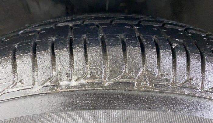 2016 Hyundai i10 SPORTZ 1.1 IRDE2, Petrol, Manual, 34,610 km, Left Front Tyre Tread