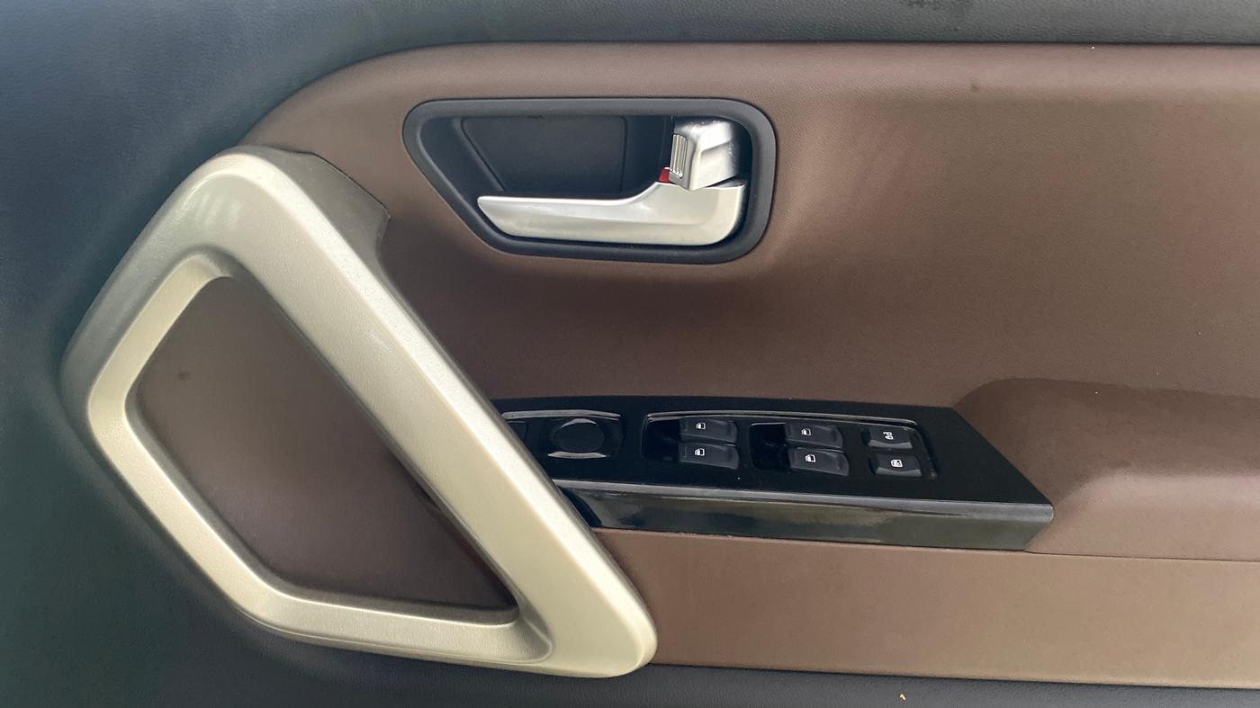 2023 Mahindra SCORPIO-N Z2 PETROL MT 7 STR, Petrol, Manual, 18,151 km, Driver Side Door Panels Control