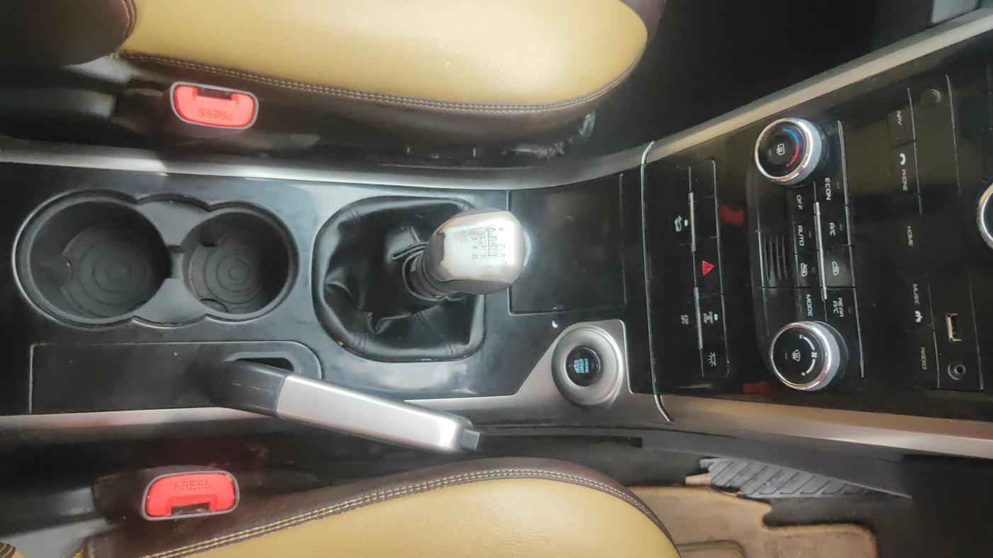 2021 Mahindra XUV500 W9, Diesel, Manual, 77,116 km, Gear Lever