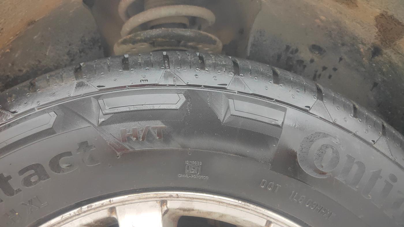 2021 Mahindra XUV500 W9, Diesel, Manual, 77,116 km, Right Front Tyre Tread