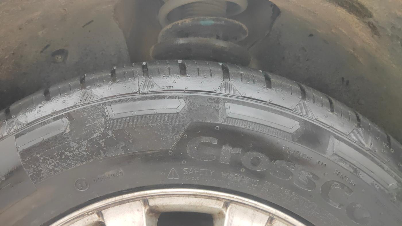 2021 Mahindra XUV500 W9, Diesel, Manual, 77,116 km, Left Front Tyre Tread