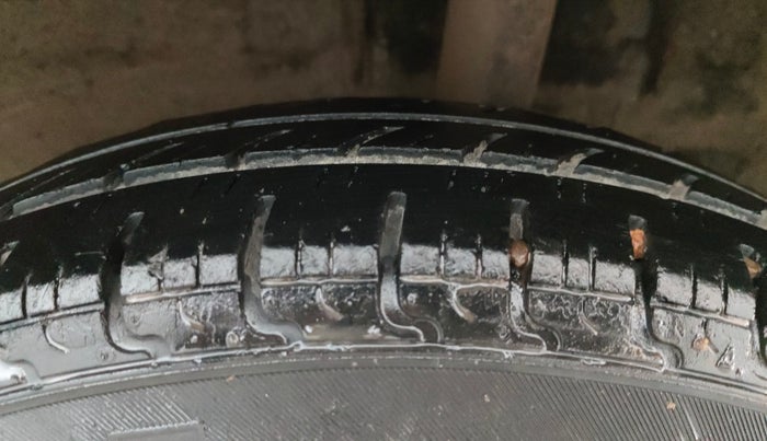 2016 Renault Kwid RXL, Petrol, Manual, 80,826 km, Left Rear Tyre Tread