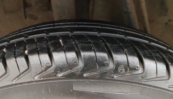 2016 Renault Kwid RXL, Petrol, Manual, 80,826 km, Right Rear Tyre Tread