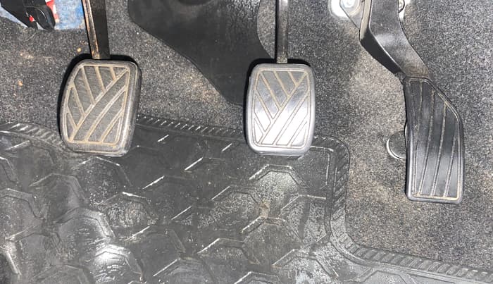 2015 Maruti Swift VXI, Petrol, Manual, 25,700 km, Pedals