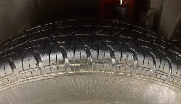 2015 Maruti Swift VXI, Petrol, Manual, 25,700 km, Left Rear Tyre Tread
