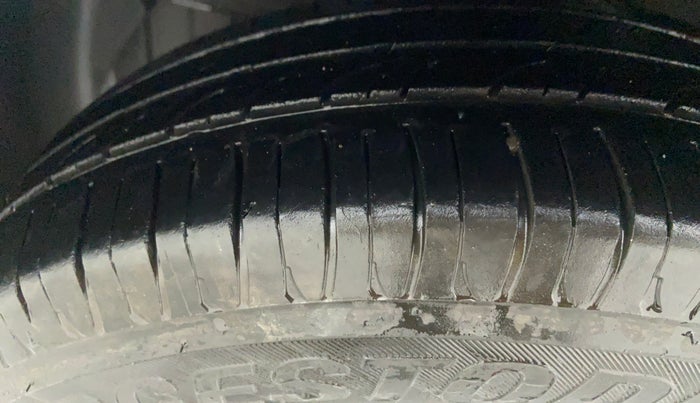 2015 Hyundai Xcent SX 1.2, CNG, Manual, 59,007 km, Left Front Tyre Tread