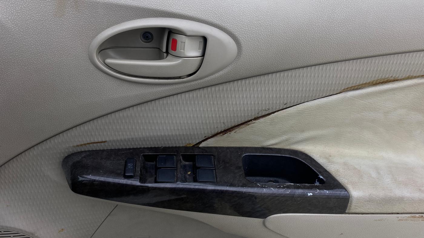 2015 Toyota Etios VX, Petrol, Manual, 1,02,473 km, Driver Side Door Panels Control