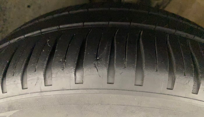 2016 Volkswagen Ameo HIGHLINE1.5L, Diesel, Manual, 1,03,789 km, Left Front Tyre Tread