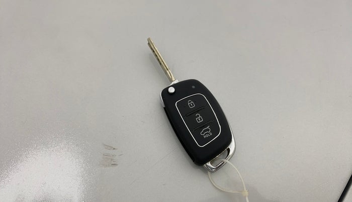 2017 Hyundai Verna 1.6 VTVT SX, Petrol, Manual, 35,102 km, Key Close Up