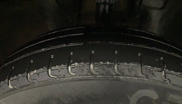 2015 Renault Kwid RXT 0.8 (O), Petrol, Manual, 1,05,206 km, Right Front Tyre Tread
