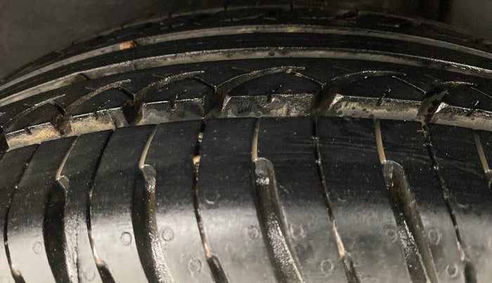 2013 Maruti Ritz VXI, Petrol, Manual, 80,297 km, Left Rear Tyre Tread